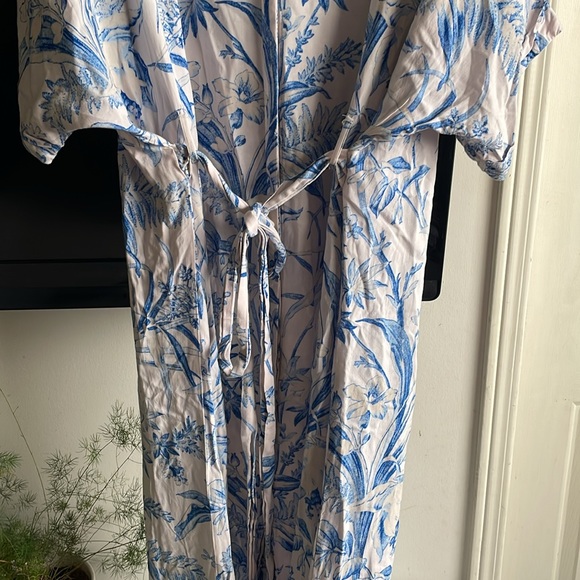 H&M Off White & Blue Floral China Print
Belted Midi Kaftan Dress - Picture 4 of 9